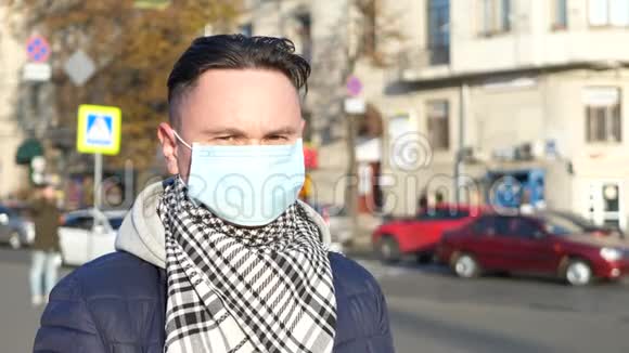 一个戴着面具的人在被浓雾笼罩的城市视频的预览图