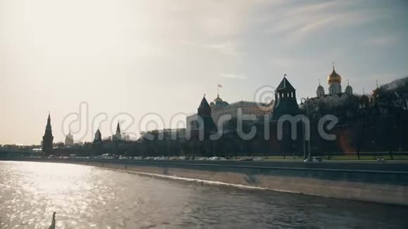 莫斯科克里姆林宫的城墙和塔楼在阳光明媚的日子视频的预览图