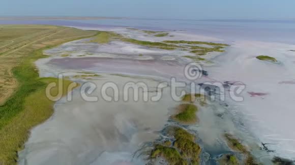 冰冻海岸的鸟瞰图视频的预览图