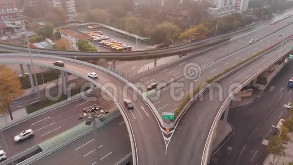 从空中拍摄视频跨越多级道路交界处视频的预览图