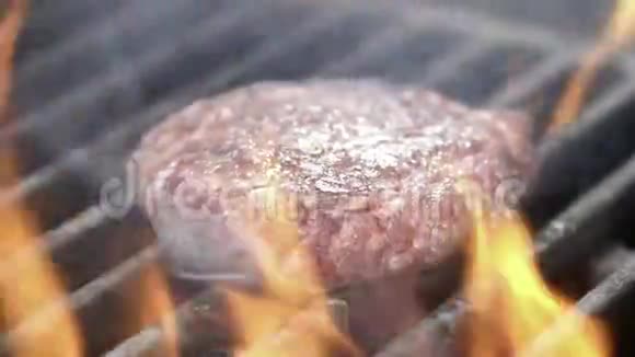 一个厨师正在准备一个汉堡切块多汁的肉熟了家庭暑假关闭模糊的首席概念视频的预览图