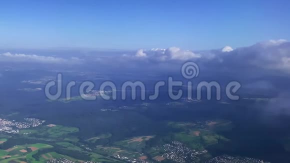 高空飞机上的山和云视频的预览图