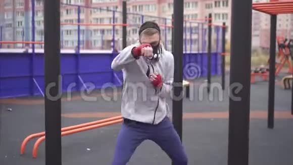 一个戴着训练面具的人在运动场上打拳击视频的预览图