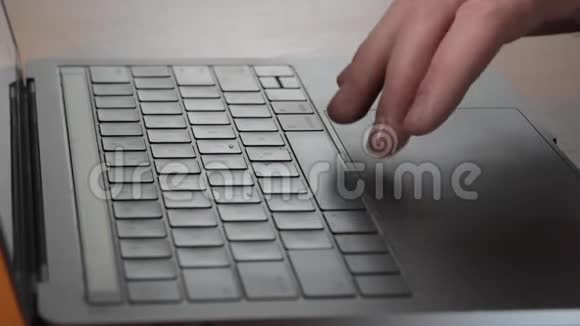 人使用笔记本电脑工作在触摸酒吧视频的预览图