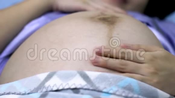 在怀孕期间密切婴儿的运动婴儿在母亲子宫移动视频的预览图