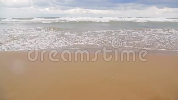 靠近海滩上破碎的小波浪朝摄像机移动视频的预览图