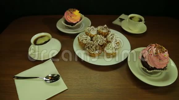 漂亮的糕点和咖啡酥放在木桌上视频的预览图
