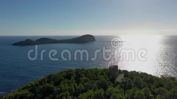 早上从伊比萨岛东角到塔戈马戈岛鸟瞰地中海视频的预览图