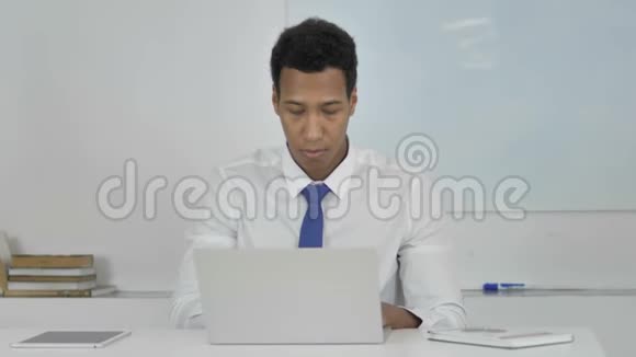 思考非裔美国商人在笔记本电脑上的工作正面观点视频的预览图