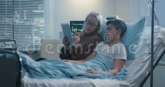 妈妈和生病的儿子用药片视频的预览图
