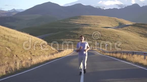 人在通往群山的道路上奔跑慢悠悠视频的预览图