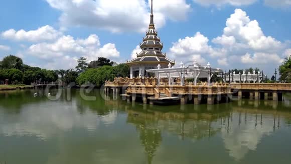 泰国风格展馆上方多云的天空视频的预览图