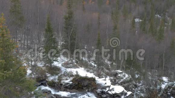 摄影师在山里旅行它位于高处欣赏美丽的景色看看视频的预览图