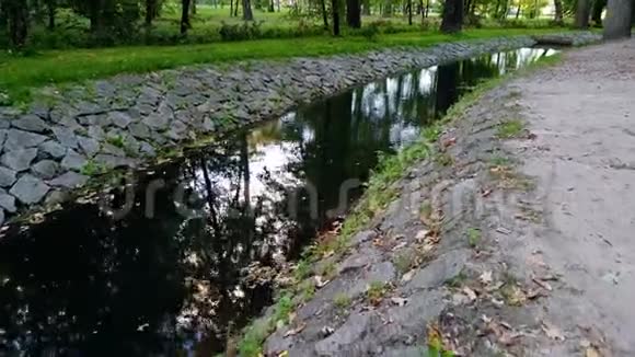 秋天公园美丽的运河沿线4k摄像机录像视频的预览图