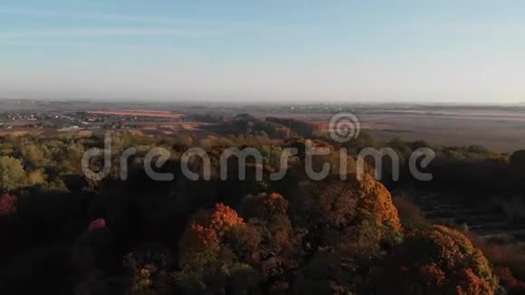 飞越秋林和军事堡垒的废墟视频的预览图