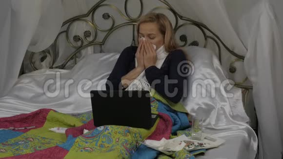 一个女人在鼻子里喷药喷鼻剂女孩躺在床上脖子上戴着一条温暖的围巾4K视频的预览图