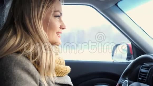 白天在高速公路上开车的年轻成年妇女视频的预览图
