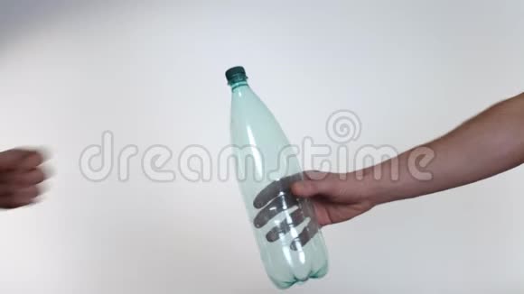 手拒绝塑料瓶有利于可重复使用的玻璃瓶塑料污染视频的预览图