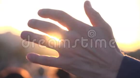太阳穿过手指视频的预览图