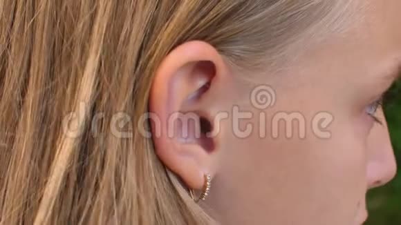 金色耳环的金发少女的耳朵闭上视频的预览图
