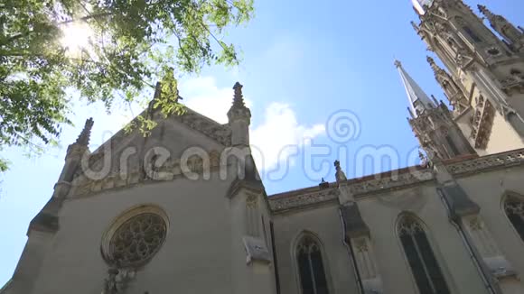 夏日带蓝天的旧哥特式大教堂视频的预览图