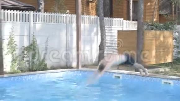 男孩在游泳池洗澡视频的预览图