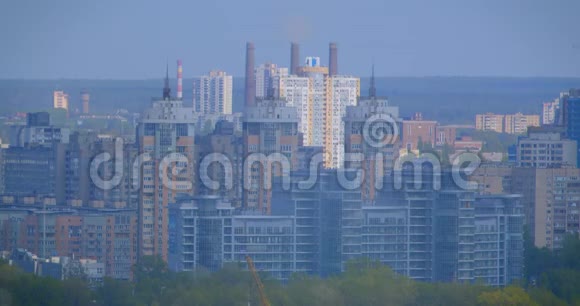 以蓝天为背景的夏季美丽城市工业城市建筑空中观景拍摄视频的预览图