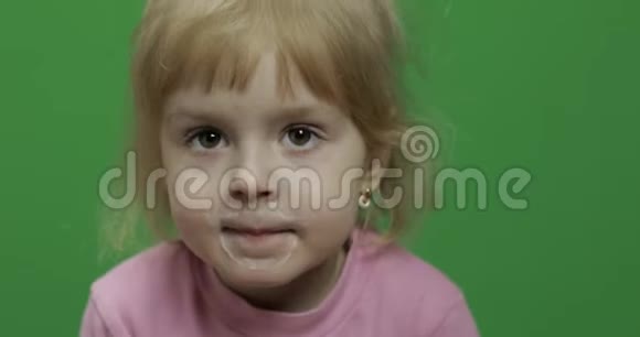 女孩坐在桌子旁喝酸奶牛奶有趣的牛奶胡子视频的预览图