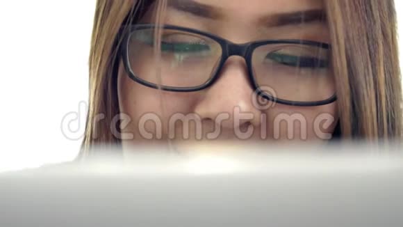 年轻女子工作电脑长时间有魅力的年轻女商人通过电脑工作视频的预览图