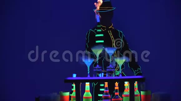 巴曼在摆弄燃烧的瓶子鸡尾酒杯上满是饮料和干冰精彩的表演五彩缤纷视频的预览图