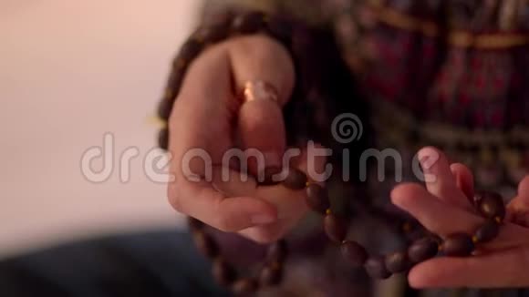 女人触摸双手祈祷珠视频的预览图