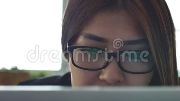 年轻女子工作电脑长时间有魅力的年轻女商人通过电脑工作视频的预览图
