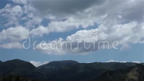 云在群山和山丘上变化视频的预览图