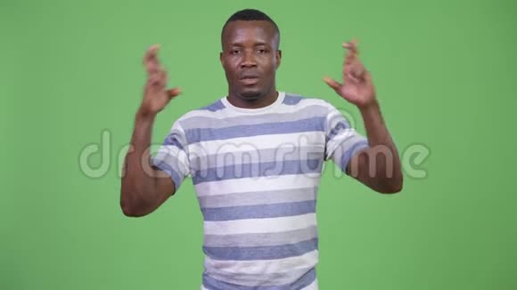 年轻的非洲男人祈祷视频的预览图