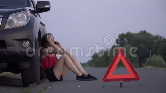 美女坐在破车附近年轻女子伤心女子被手机叫车闹事视频的预览图