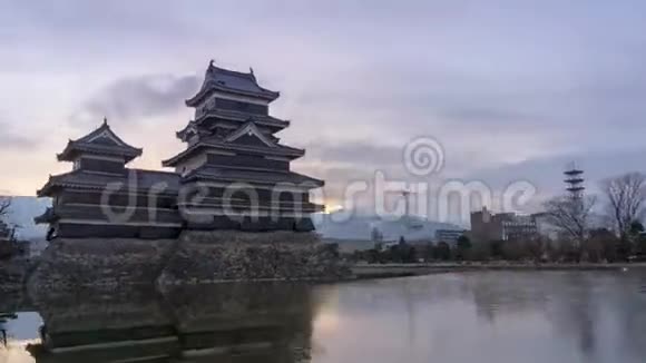 日本松本城堡日出4K视频的预览图