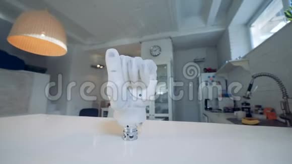 一只站在桌子上的控制论手握紧拳头视频的预览图