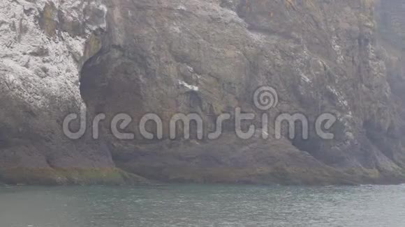 岩石悬崖的脸上有海浪拍打着视频的预览图