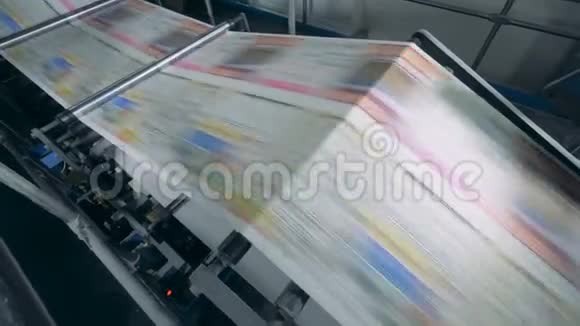 彩色纸张高速通过印刷机移动视频的预览图