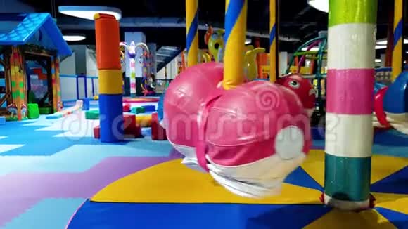 游乐园旋转木马的4K镜头儿童安全软垫覆盖的景点视频的预览图