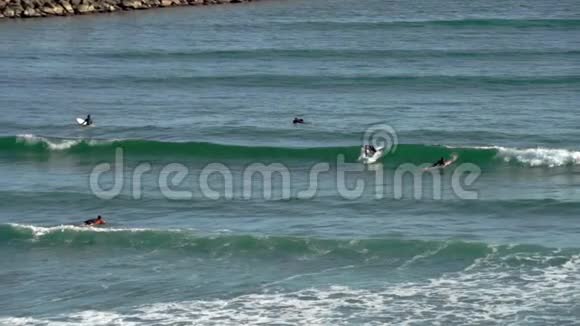 一群冲浪者在地中海沿岸的席奇斯的慢镜头视频的预览图