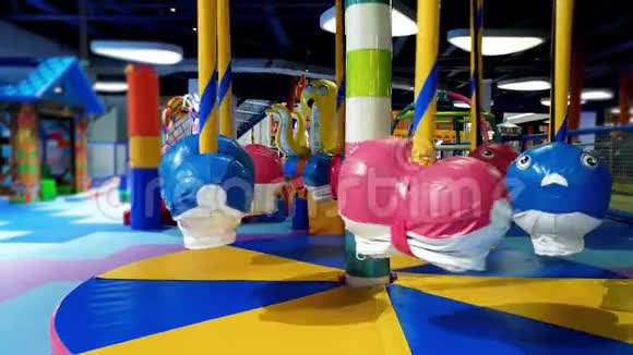 游乐园里为小孩子准备的彩色旋转木马的4K镜头没有孩子在操场上玩耍视频的预览图