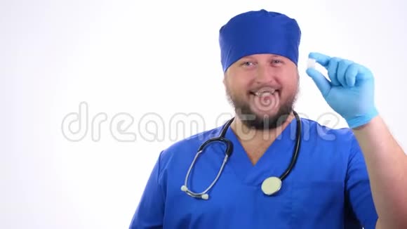 医生带着听诊器穿着蓝色衣服在白色绝缘背景上视频的预览图
