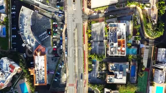 空中城市景观包括道路房屋建筑物和停车场塞浦路斯利马索尔视频的预览图