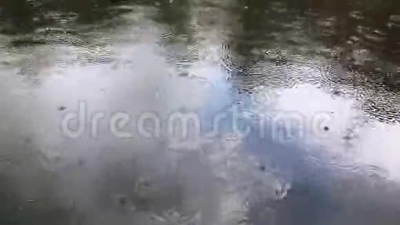 在湖上的中午有小雨落在湖面上的雨滴视频的预览图