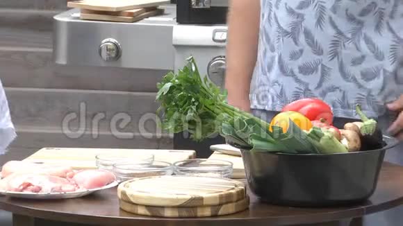 桌子上的蔬菜和调味品视频的预览图