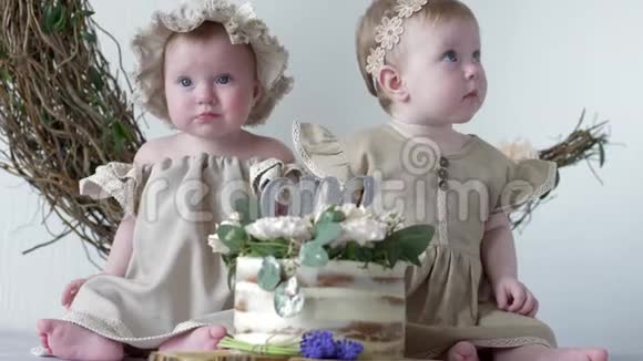 生日蛋糕漂亮的小女孩穿着连衣裙坐在摄影棚里背景是墙壁和装饰视频的预览图