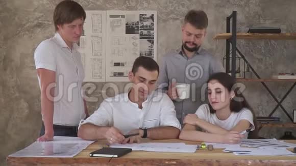疲惫的上班族在画画一杯咖啡在男人手里视频的预览图