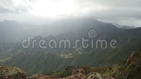 在特内里费岛的阿纳加风景秀丽的山脉和海岸线美丽的山和云视频的预览图