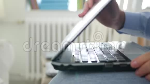 商人形象坐在椅子上打开笔记本电脑开始工作视频的预览图